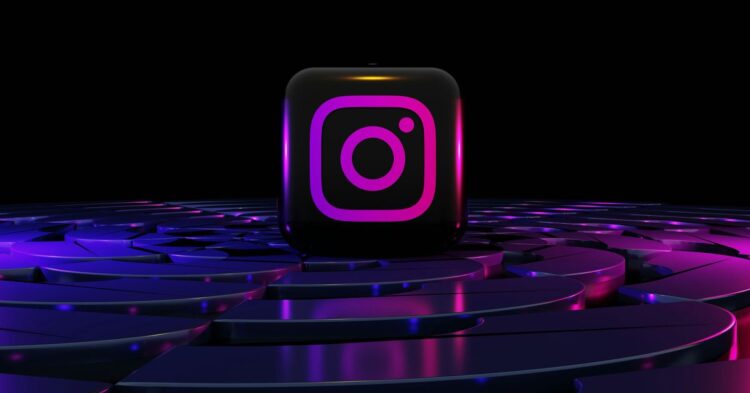 Logo Facebooku a Instagramu na displeji telefonu