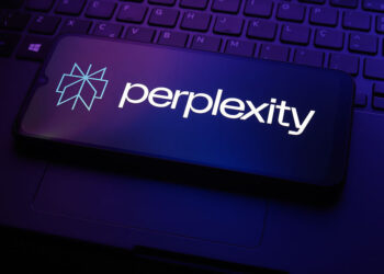 Perplexity na obrazovce telefonu s upozorněním na soukromí