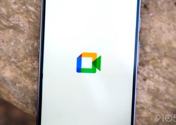 Google Meet na displeji Apple CarPlay v autě