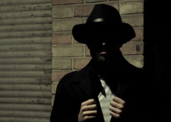 Logo Apple a soudní kladívko ve sporu o ICE aplikace