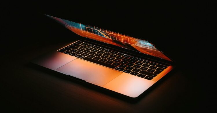 MacBook Pro s OLED displejem
