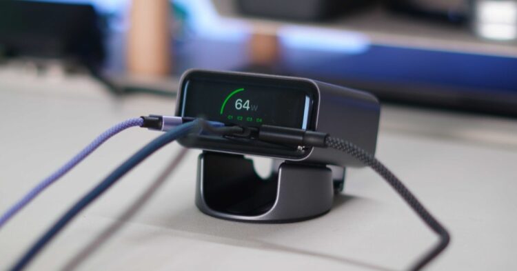 Satechi ChargeView 140W stolní nabíječka s displejem