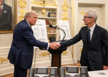 Tim Cook při jednání o vztahu Applu s Trumpovou administrativou