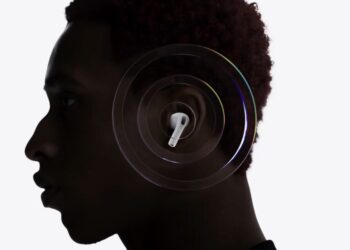 AirPods Pro 3 v uchu a nabíjecí pouzdro