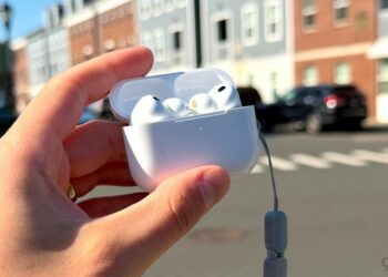 AirPods Pro 3 s pouzdrem na stole