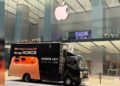 Reklamní vůz Honor před Apple Store v Hongkongu