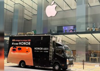 Reklamní vůz Honor před Apple Store v Hongkongu