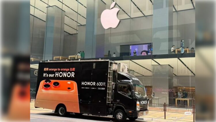 Reklamní vůz Honor před Apple Store v Hongkongu