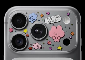 iPhone 17 Pro v reklamě Applu se samolepkami