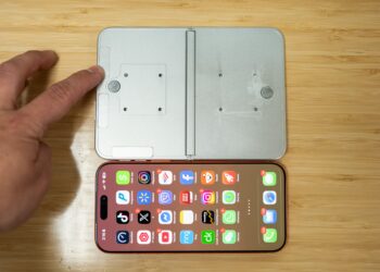 Maketa skládacího iPhonu vedle iPadu mini a iPhonu 17 Pro Max