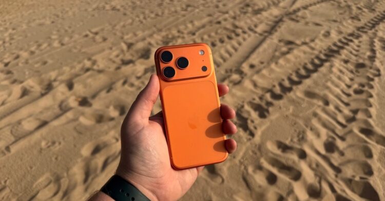 iPhone 17 Pro v barvě Cosmic Orange