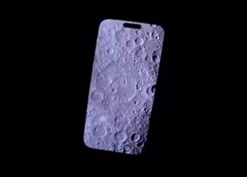 Astronaut drží iPhone 17 Pro Max se snímkem Měsíce