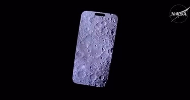 Astronaut drží iPhone 17 Pro Max se snímkem Měsíce