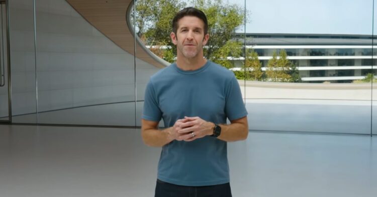 John Ternus a logo Applu při oznámení nových produktů