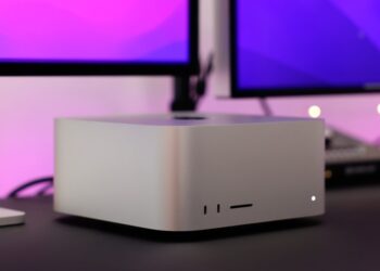 Mac Studio na pozadí s dlouhým dodáním a nedostatkem RAM