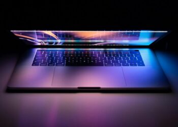 Koncept MacBooku Ultra s OLED displejem