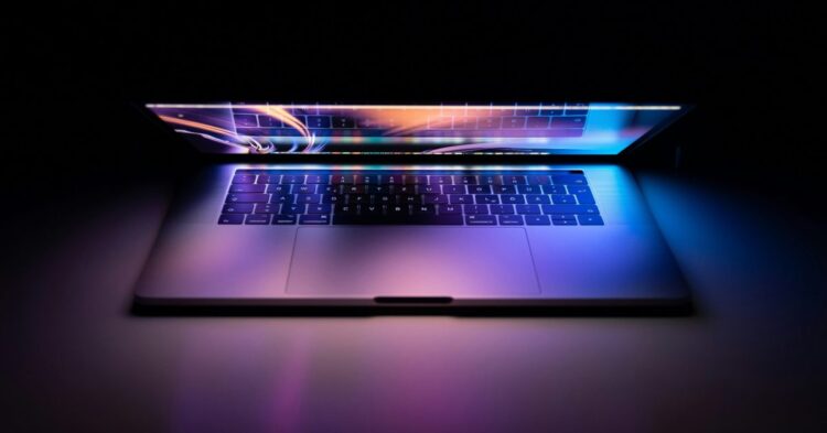 Koncept MacBooku Ultra s OLED displejem