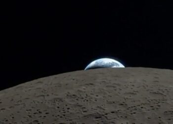 Astronaut natáčí iPhonem 17 Pro Max Země zapadající za Měsícem