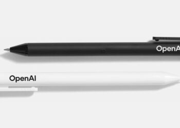 Logo OpenAI a mikrofon podcastu TBPN