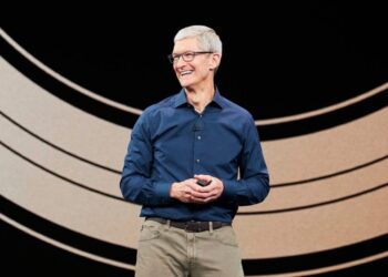 Tim Cook a logo Nike s akciemi