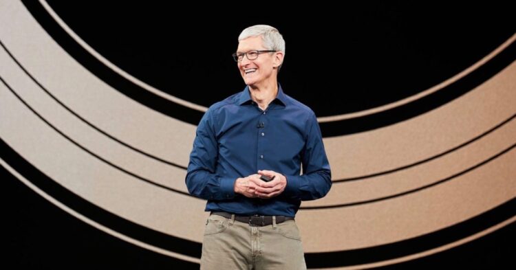 Tim Cook a logo Nike s akciemi
