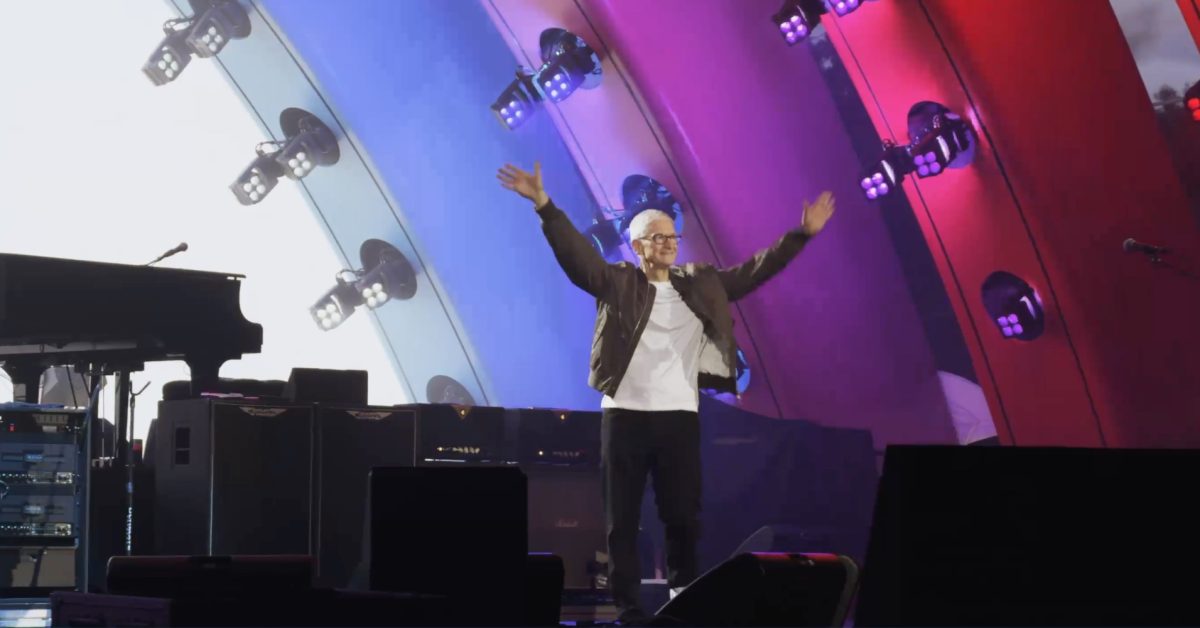 Tim Cook na Apple Parku při oznámení předání vedení Applu
