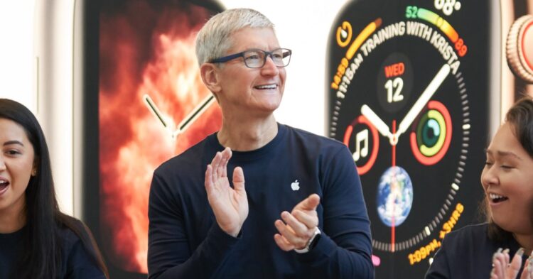 Tim Cook na setkání zaměstnanců Applu mluví o Apple Maps a Apple Watch