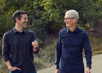 Tim Cook a Apple logo při změně vedení
