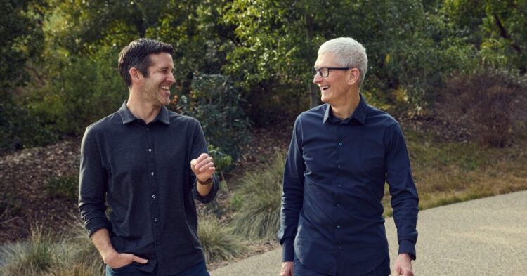 Tim Cook a Apple logo při změně vedení