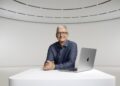 Tim Cook při oznámení předání vedení Applu