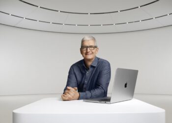Tim Cook při oznámení předání vedení Applu