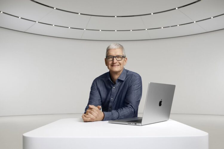 Tim Cook při oznámení předání vedení Applu