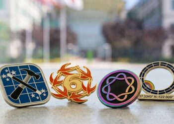 Neoficiální piny k WWDC 2026 s motivy Applu