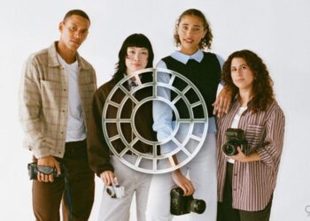 Fotograf pracuje s AI nástroji pro úpravu fotek