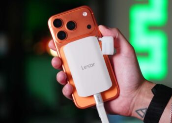 Lexar ES5 magnetické SSD přichycené k iPhonu