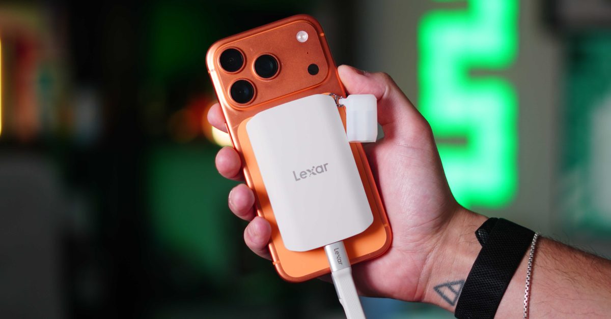 Lexar ES5 magnetické SSD přichycené k iPhonu