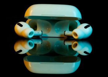Koncept AirPods s kamerami a Apple Intelligence