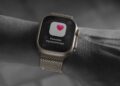 Apple Watch Ultra na zápěstí s důrazem na sledování zdraví srdce