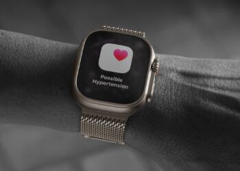Apple Watch Ultra na zápěstí s důrazem na sledování zdraví srdce