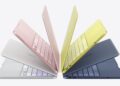 MacBook Neo na stole s otevřeným displejem