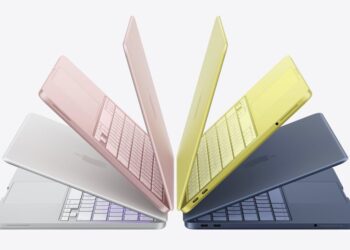 MacBook Neo na stole s otevřeným displejem