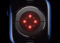 Apple Watch na zápěstí s důrazem na zdravotní funkce pro vysoký tlak