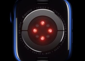 Apple Watch na zápěstí s důrazem na zdravotní funkce pro vysoký tlak