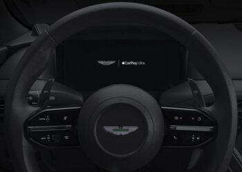 CarPlay Ultra v autě na displeji palubní desky