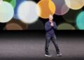 Apple logo a iPhone s Macem na stole