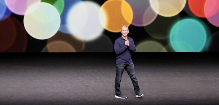 Apple logo a iPhone s Macem na stole