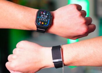 Apple Watch Ultra 2 vedle WHOOP MG