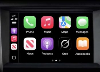 Grok Voice mode v Apple CarPlay na displeji auta