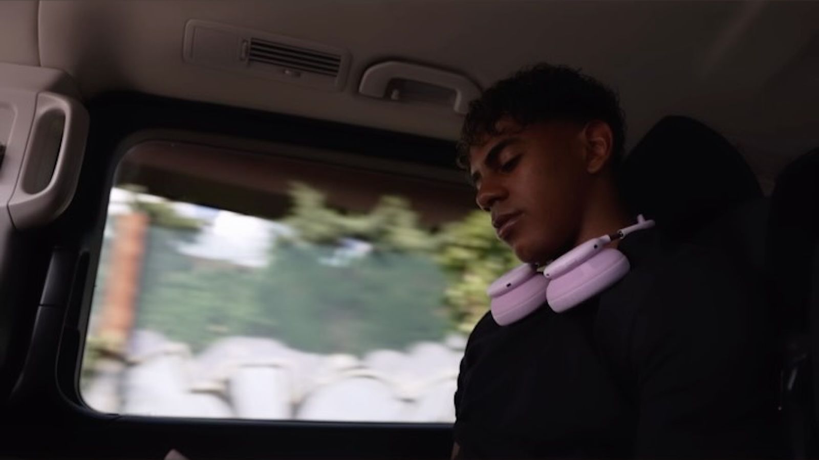 Lamine Yamal s růžovými Beats sluchátky