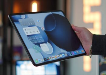 iPad vedle skládacího iPhonu a dotykového MacBooku
